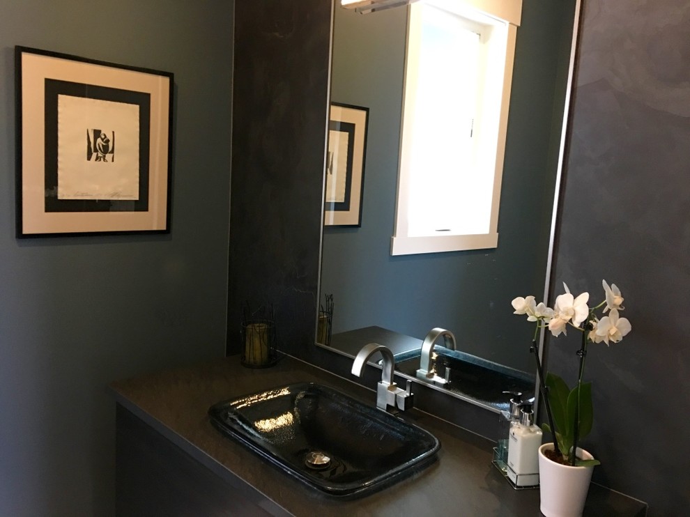 Inspiration pour un WC et toilettes design en bois foncé de taille moyenne avec un placard à porte plane, WC à poser, un mur bleu, parquet clair, une vasque, un plan de toilette en granite, un sol blanc et un plan de toilette gris.