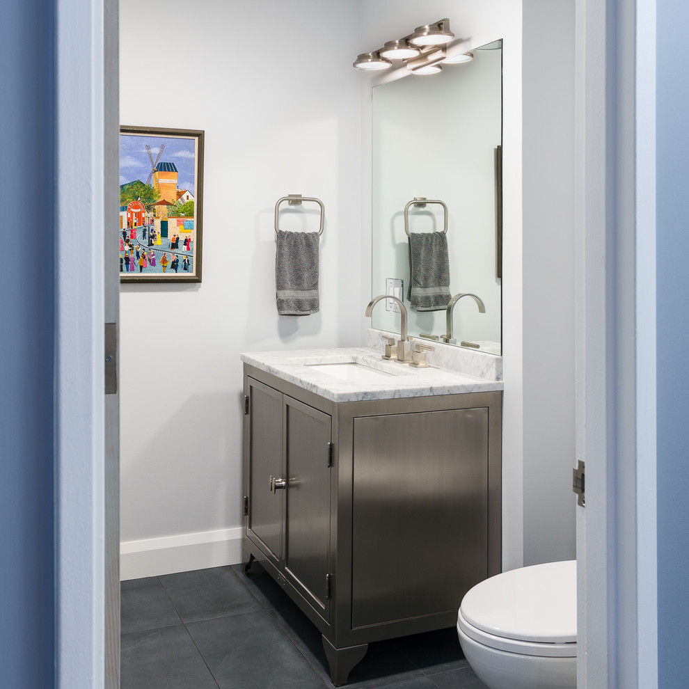 Idées déco pour un grand WC et toilettes contemporain avec un placard à porte shaker, WC à poser, un mur gris, un sol en carrelage de porcelaine, un lavabo encastré et un plan de toilette en marbre.