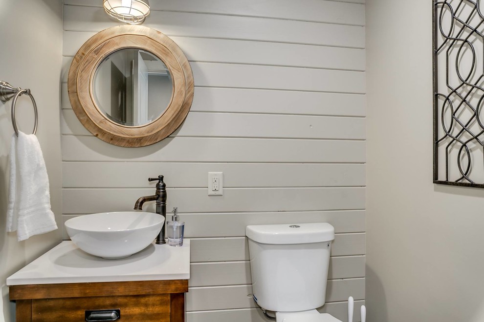 Kleine Urige Gästetoilette mit flächenbündigen Schrankfronten, hellbraunen Holzschränken, Wandtoilette mit Spülkasten, beiger Wandfarbe, Aufsatzwaschbecken und Quarzit-Waschtisch in Orange County