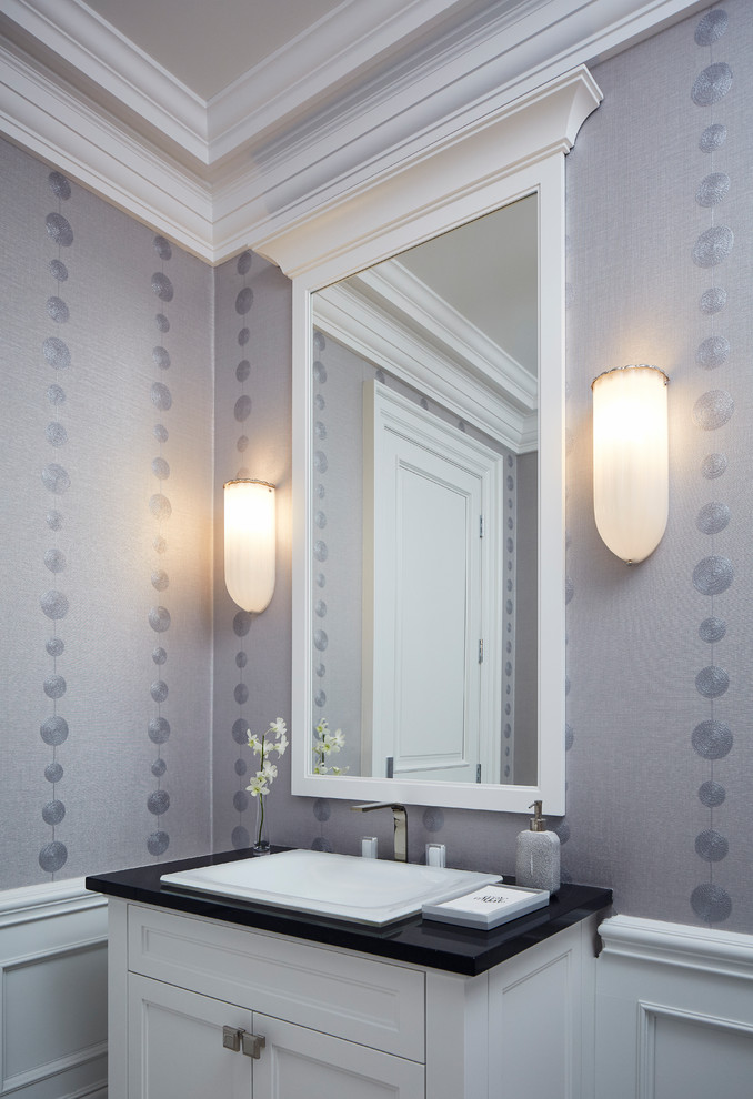 Idee per un bagno di servizio classico con ante in stile shaker, ante bianche, pareti multicolore, lavabo da incasso e top nero