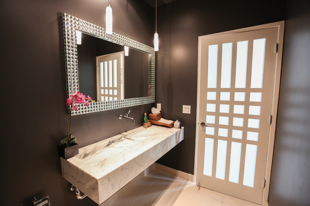 Inspiration pour un petit WC et toilettes minimaliste avec un mur noir, un sol en marbre, un plan de toilette en marbre et une grande vasque.