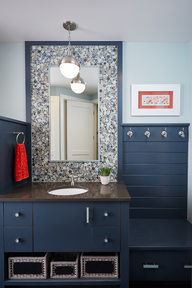 グランドラピッズにあるビーチスタイルのおしゃれなトイレ・洗面所 (フラットパネル扉のキャビネット、青いキャビネット、青い壁、アンダーカウンター洗面器) の写真
