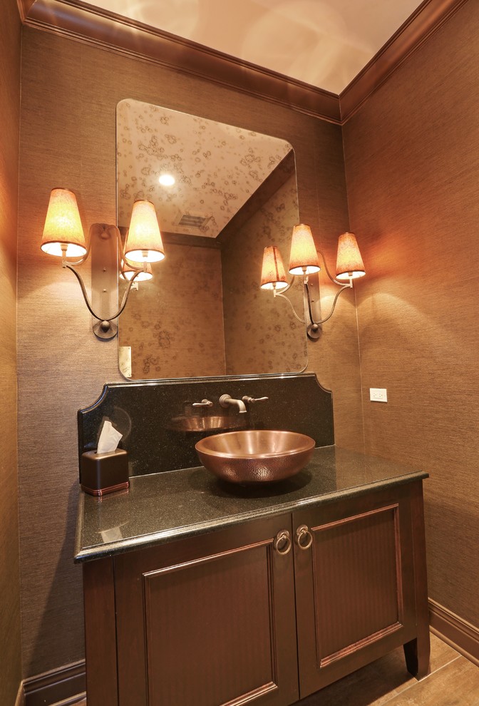 Idee per un bagno di servizio classico di medie dimensioni con lavabo a bacinella, ante in legno bruno, top in granito, pareti marroni, pavimento con piastrelle in ceramica e ante a filo
