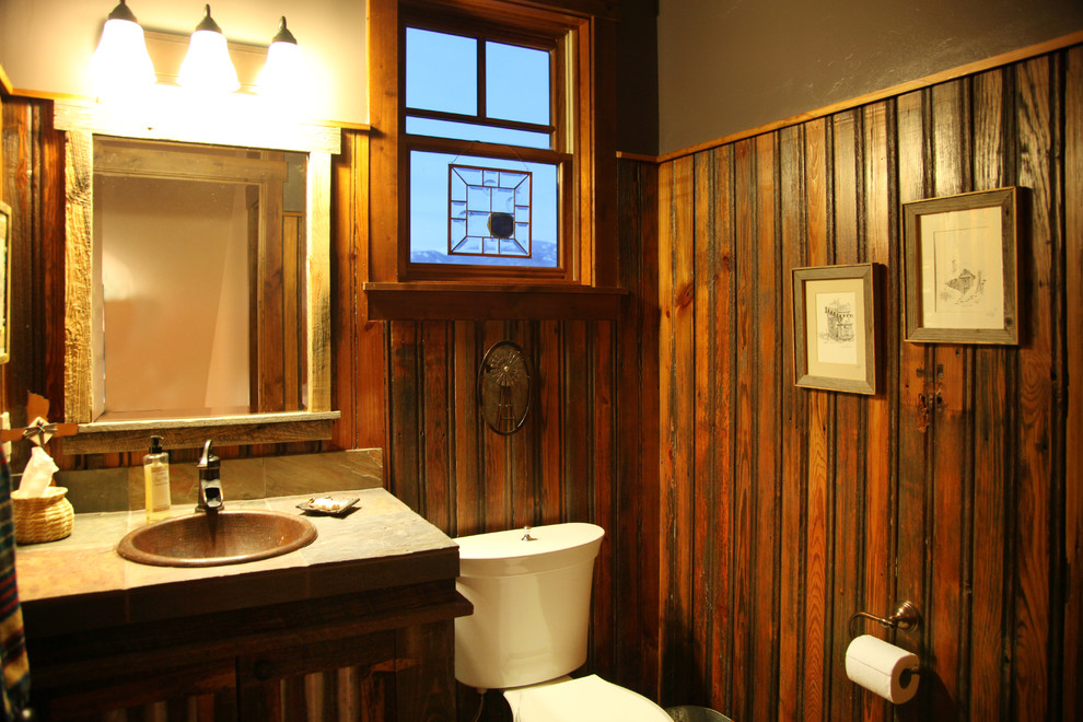 Modelo de aseo rural pequeño con paredes marrones, armarios con paneles lisos, puertas de armario de madera en tonos medios, sanitario de una pieza y lavabo encastrado