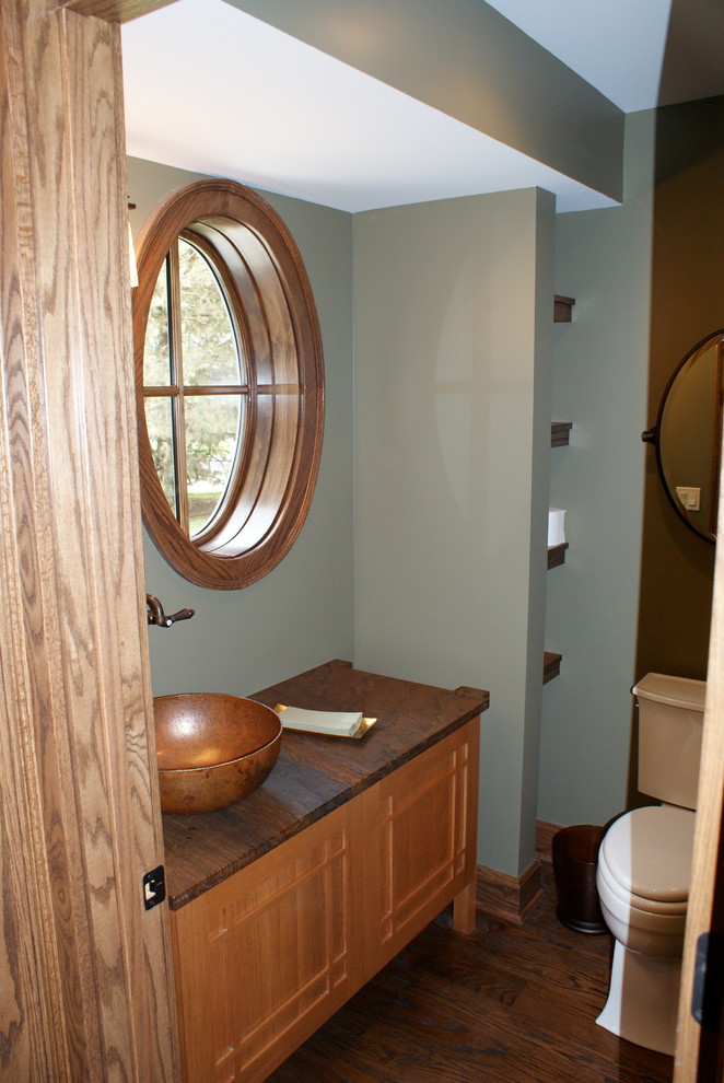 Idées déco pour un WC et toilettes classique en bois brun avec WC à poser, un mur bleu, parquet foncé, une vasque et un placard en trompe-l'oeil.