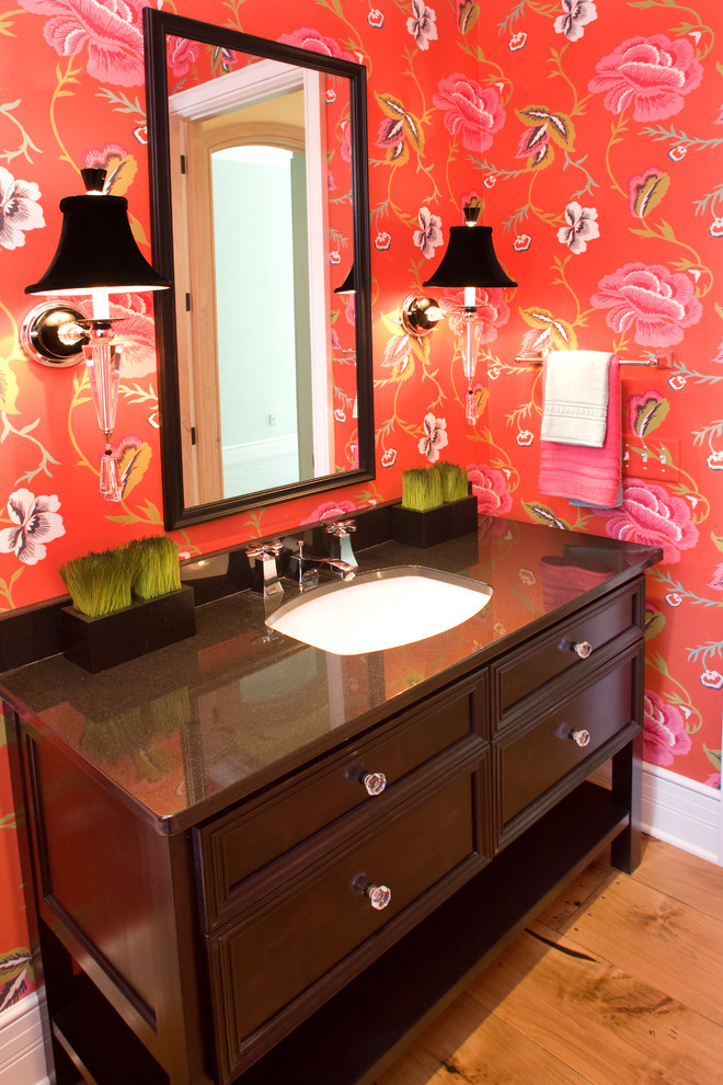ミルウォーキーにあるトラディショナルスタイルのおしゃれなトイレ・洗面所 (アンダーカウンター洗面器、落し込みパネル扉のキャビネット、濃色木目調キャビネット) の写真