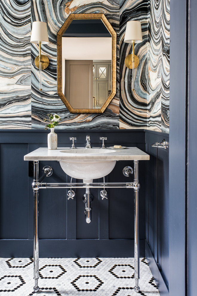 Immagine di un bagno di servizio chic con pareti multicolore, lavabo a consolle, pavimento multicolore e top grigio