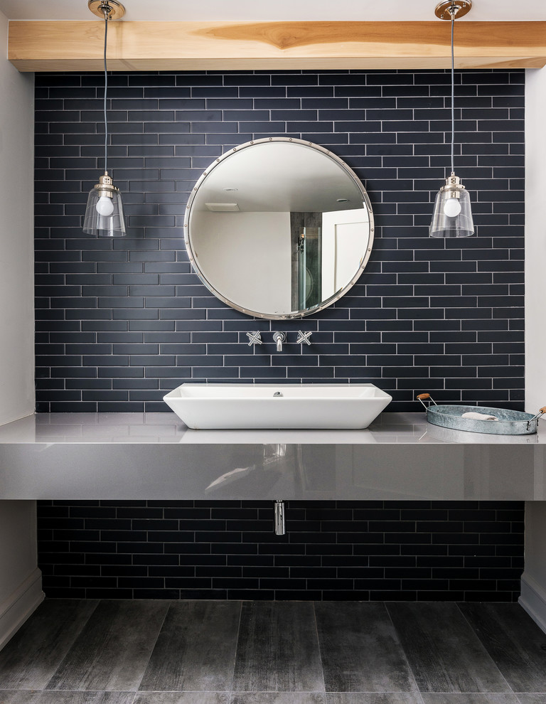 Ispirazione per un bagno di servizio stile marino con piastrelle nere, piastrelle diamantate, pareti nere, lavabo a bacinella e top grigio