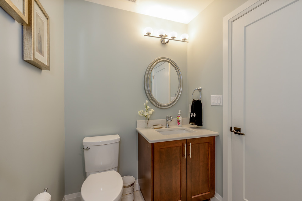 Idéer för att renovera ett litet funkis vit vitt toalett, med luckor med infälld panel, skåp i mellenmörkt trä, en toalettstol med separat cisternkåpa, blå väggar, klinkergolv i porslin och bänkskiva i kvartsit