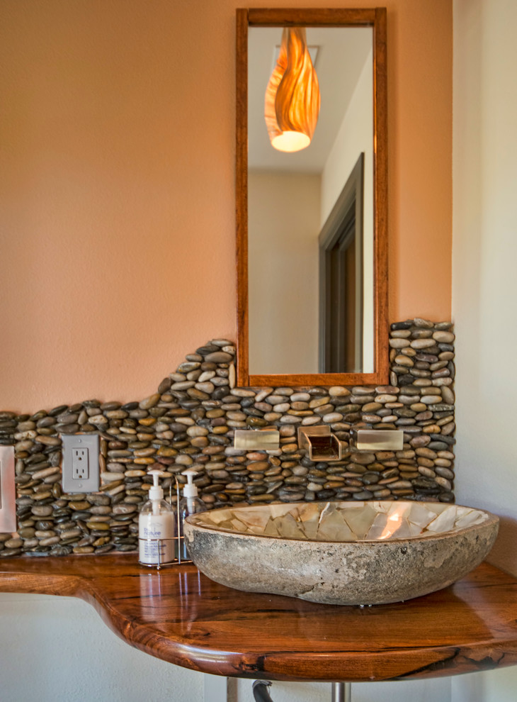 Свежая идея для дизайна: туалет среднего размера в стиле модернизм с унитазом-моноблоком, керамогранитной плиткой, разноцветными стенами, полом из керамогранита, настольной раковиной, столешницей из дерева и коричневой плиткой - отличное фото интерьера
