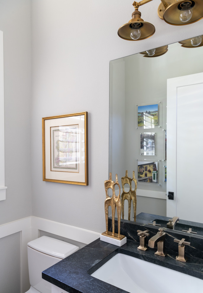 Idéer för små vintage toaletter, med vita skåp, grå väggar och marmorbänkskiva
