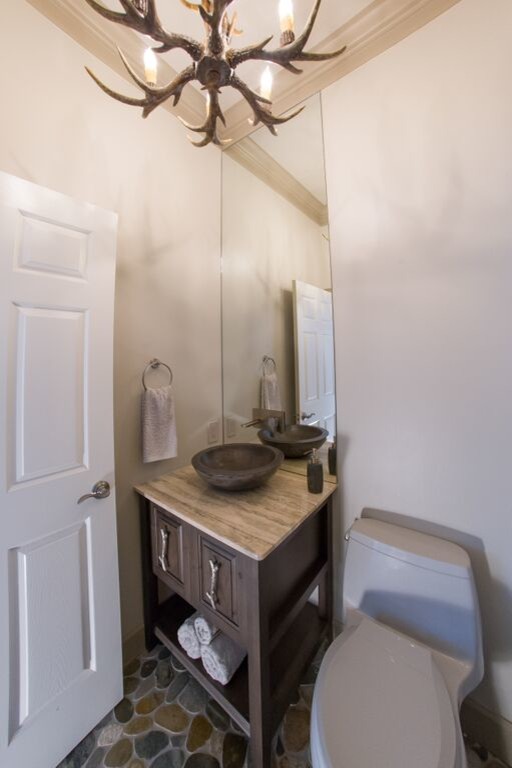 タンパにある高級なトランジショナルスタイルのおしゃれなトイレ・洗面所 (ベッセル式洗面器、珪岩の洗面台、玉石タイル) の写真