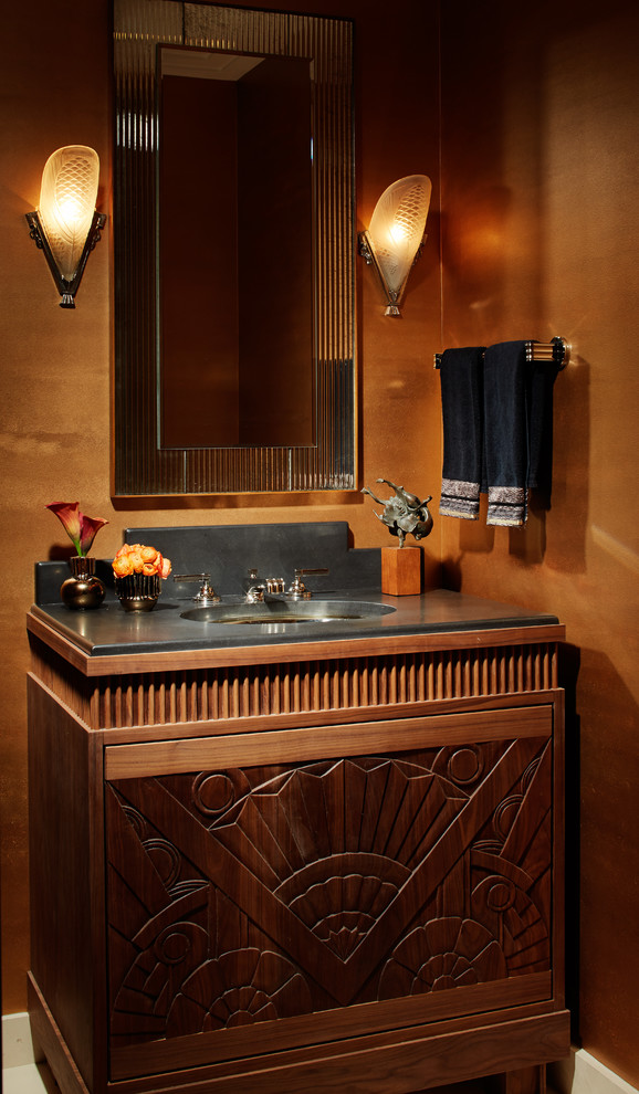Klassische Gästetoilette mit brauner Wandfarbe und Unterbauwaschbecken in Chicago