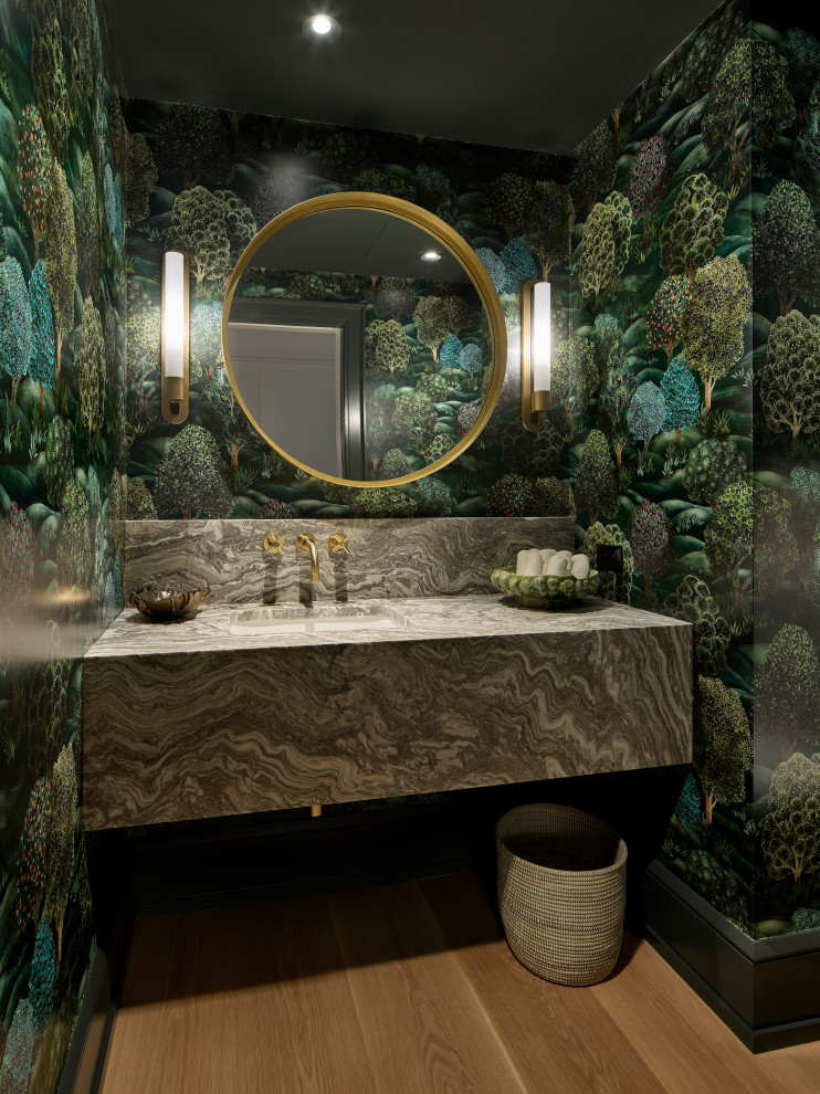 Immagine di un bagno di servizio chic con pareti multicolore, parquet chiaro, lavabo sottopiano, pavimento beige, top grigio e carta da parati