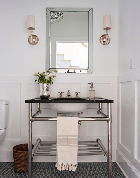 Imagen de aseo clásico renovado de tamaño medio con paredes blancas, suelo de baldosas de cerámica, lavabo tipo consola y sanitario de dos piezas