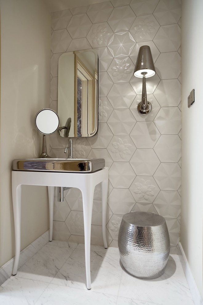 Immagine di un bagno di servizio minimal con piastrelle bianche, pareti beige, lavabo a consolle e pavimento bianco