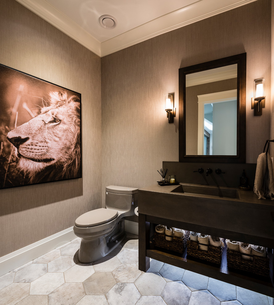 Große Klassische Gästetoilette mit offenen Schränken, schwarzen Schränken, Toilette mit Aufsatzspülkasten, brauner Wandfarbe, Porzellan-Bodenfliesen, integriertem Waschbecken, Beton-Waschbecken/Waschtisch und grauem Boden in Vancouver