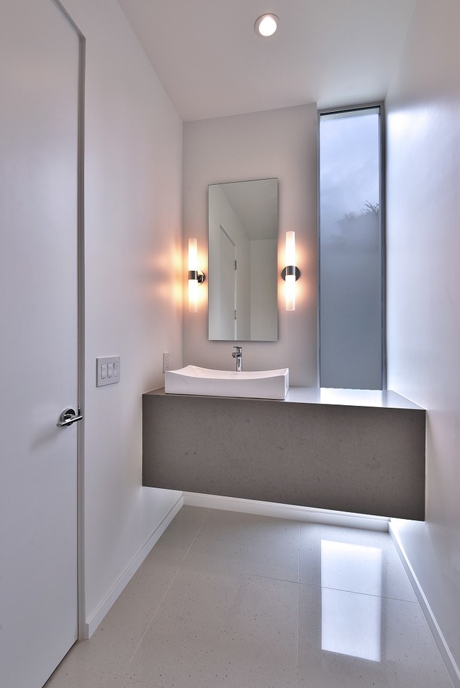 シアトルにあるコンテンポラリースタイルのおしゃれなトイレ・洗面所 (ベッセル式洗面器、白い壁) の写真