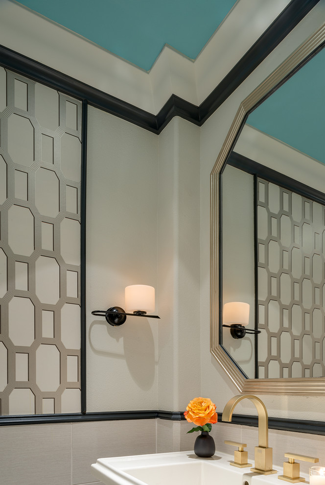 Ispirazione per un piccolo bagno di servizio design con piastrelle beige, piastrelle in gres porcellanato, pareti beige, lavabo integrato e top in quarzite