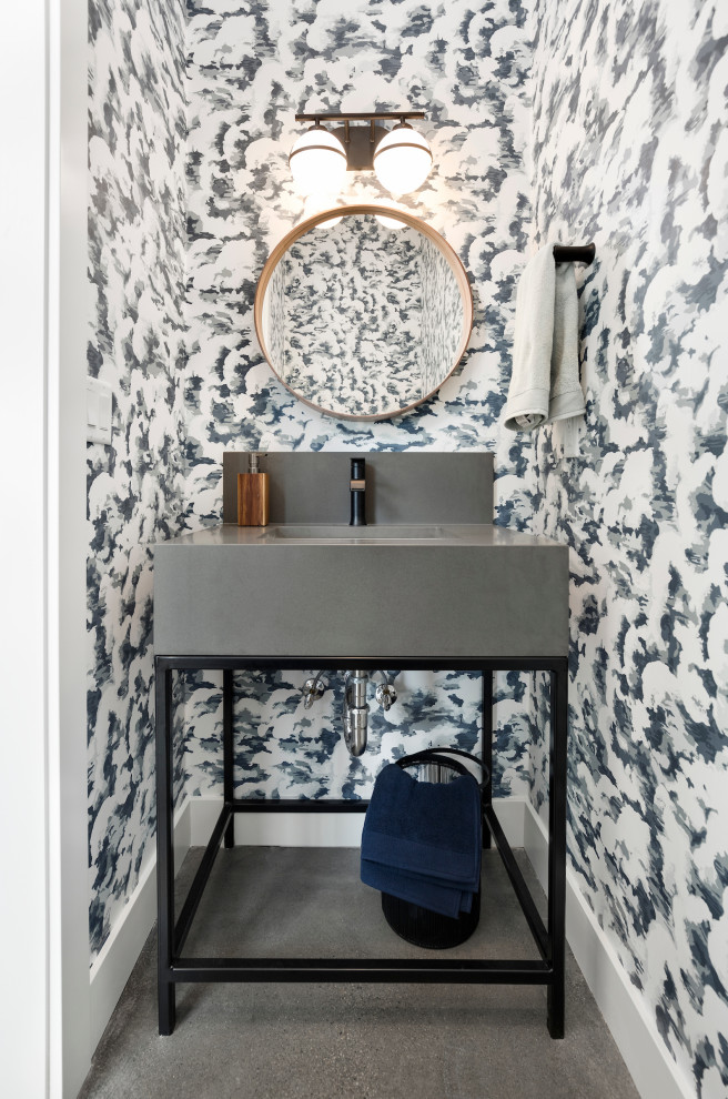 На фото: туалет в современном стиле с разноцветными стенами, бетонным полом, врезной раковиной, серым полом, серой столешницей, напольной тумбой и обоями на стенах