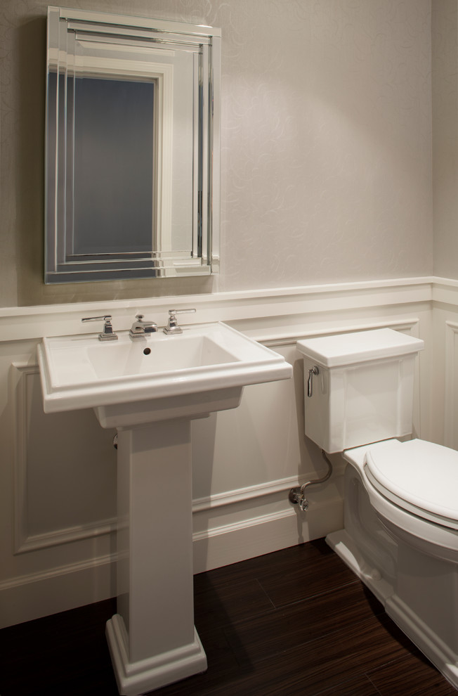 Ispirazione per un piccolo bagno di servizio contemporaneo con lavabo a colonna, WC a due pezzi, pareti grigie e parquet scuro