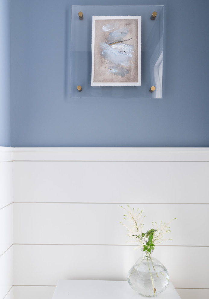 ナッシュビルにある高級な小さなおしゃれなトイレ・洗面所 (中間色木目調キャビネット、青い壁、無垢フローリング、木製洗面台、茶色い床、フローティング洗面台、塗装板張りの壁) の写真