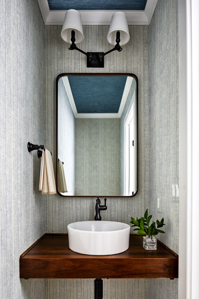 ボルチモアにあるトランジショナルスタイルのおしゃれなトイレ・洗面所 (グレーの壁、ベッセル式洗面器、木製洗面台、ブラウンの洗面カウンター、壁紙) の写真