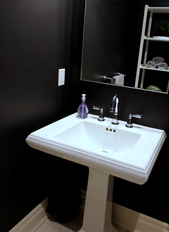 Inspiration för ett mellanstort toalett, med vita skåp, en toalettstol med separat cisternkåpa, svarta väggar, marmorgolv, ett piedestal handfat och beiget golv