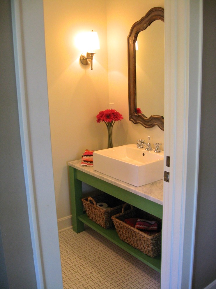 Exemple d'un WC et toilettes chic avec une vasque, des portes de placards vertess, un plan de toilette en marbre, un carrelage blanc, des carreaux de porcelaine, un sol en carrelage de porcelaine et un placard sans porte.