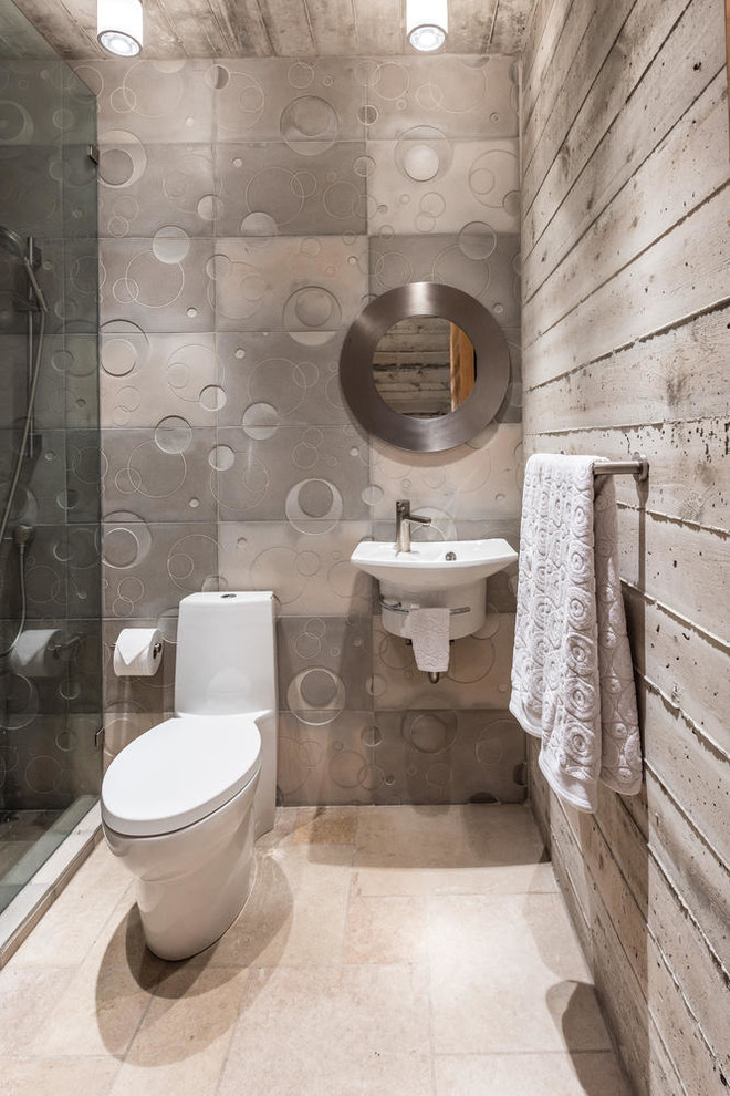 На фото: туалет в стиле модернизм с унитазом-моноблоком, серой плиткой, серыми стенами, подвесной раковиной и бежевым полом с