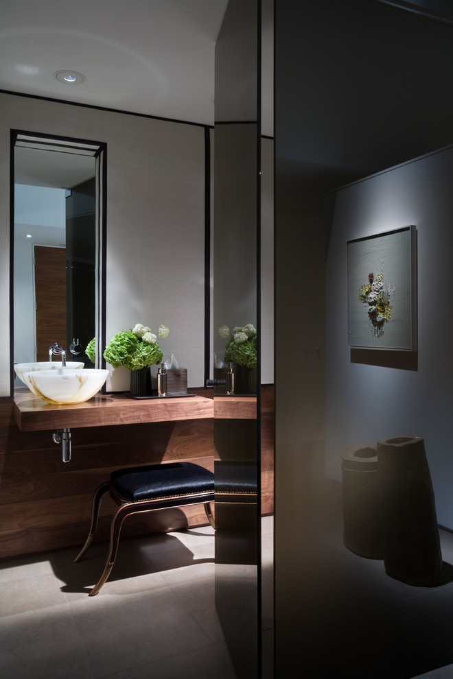 Moderne Gästetoilette mit Waschtisch aus Holz und brauner Waschtischplatte in Dallas