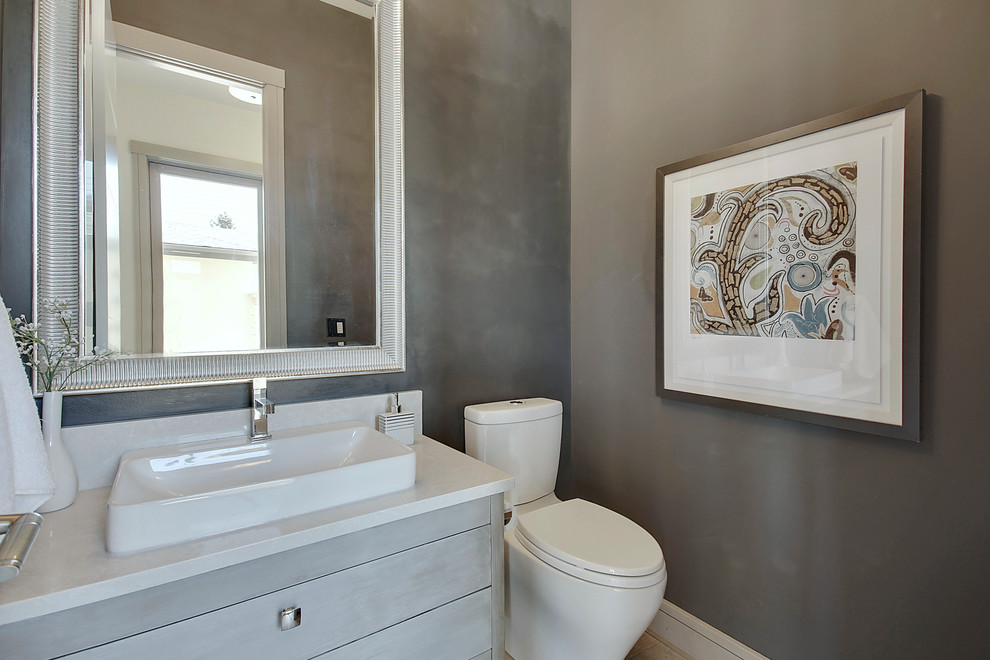 Aménagement d'un WC et toilettes contemporain en bois vieilli de taille moyenne avec un placard en trompe-l'oeil, WC séparés, un carrelage blanc, des dalles de pierre, un mur bleu, un sol en carrelage de porcelaine, une vasque, un plan de toilette en quartz modifié et un sol gris.