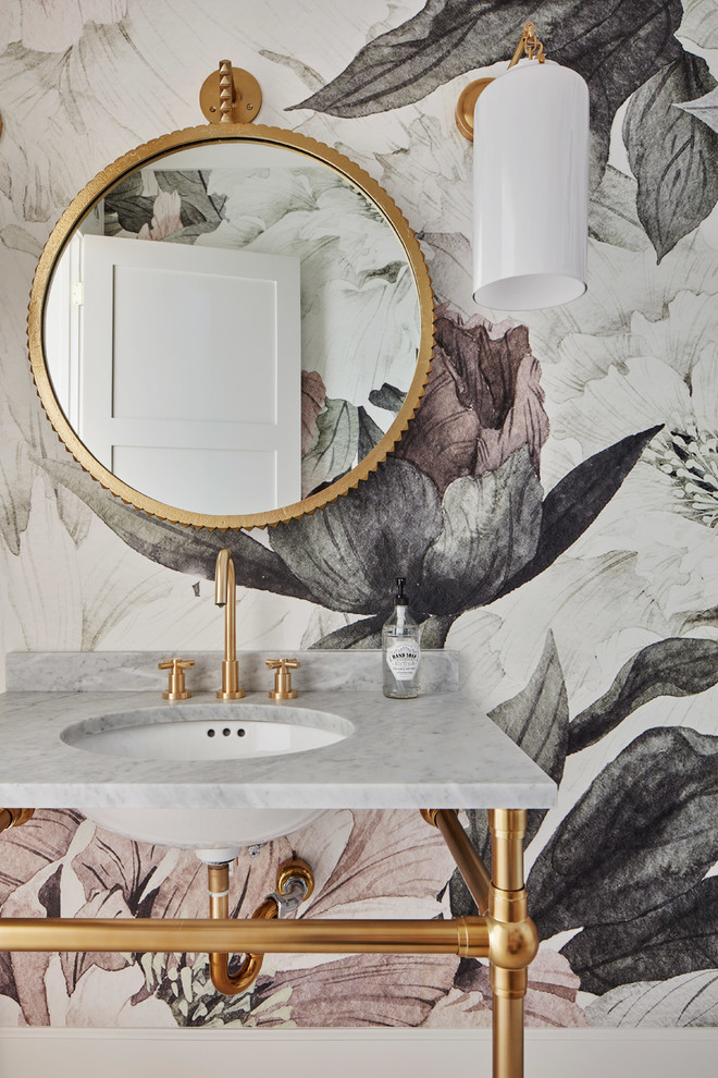 Idée de décoration pour un WC et toilettes champêtre avec un plan de toilette gris, un mur multicolore et un plan vasque.