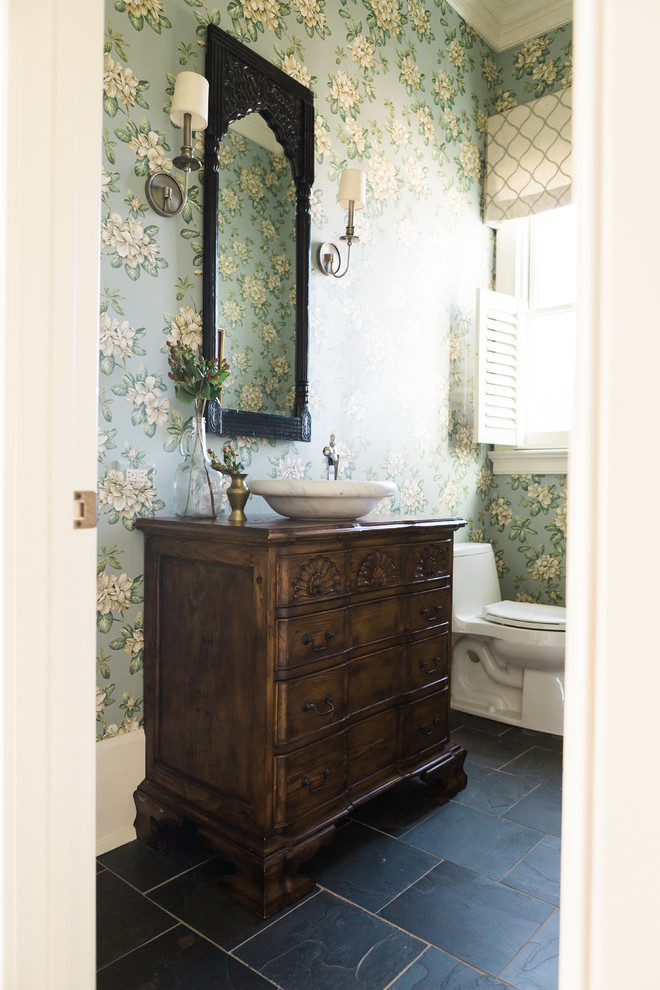 Exempel på ett klassiskt toalett, med möbel-liknande, skåp i mellenmörkt trä, en toalettstol med hel cisternkåpa, blå väggar, skiffergolv, ett fristående handfat, träbänkskiva och grått golv