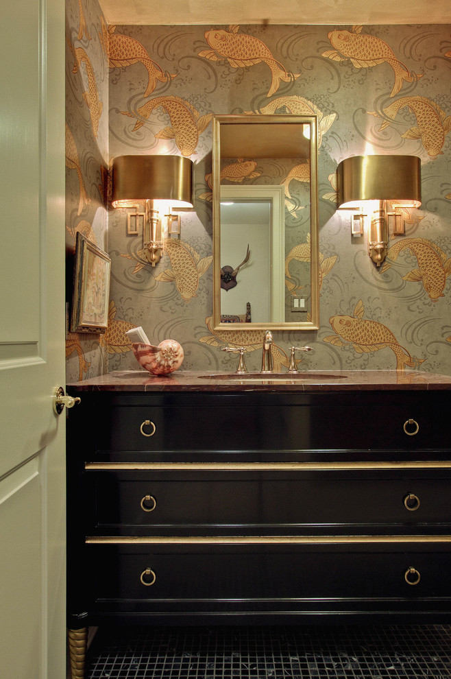 Foto di un grande bagno di servizio tradizionale con consolle stile comò, ante nere, pareti multicolore, piastrelle nere, pavimento con piastrelle a mosaico, lavabo sottopiano e top in marmo
