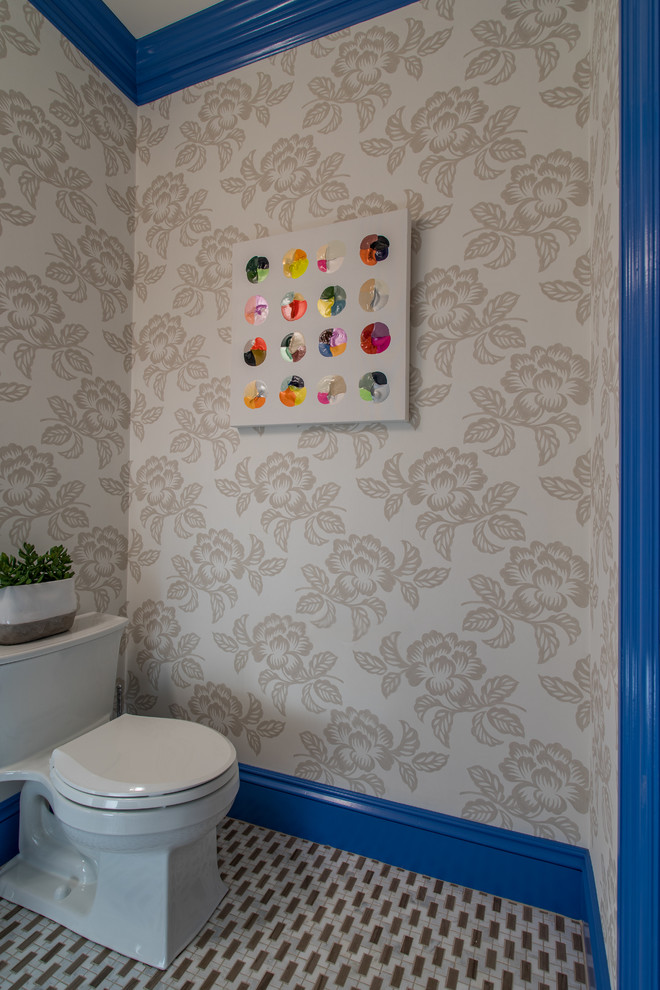 На фото: маленький туалет в стиле неоклассика (современная классика) с унитазом-моноблоком, белыми стенами, мраморным полом, раковиной с пьедесталом и бежевым полом для на участке и в саду