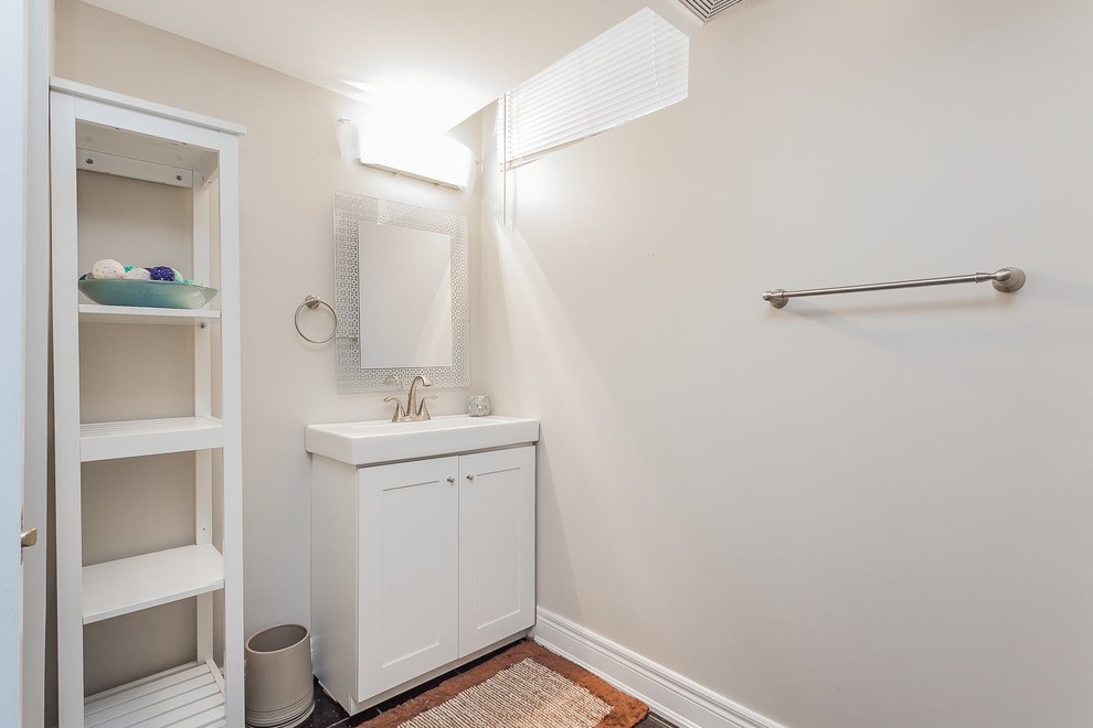 Foto di un piccolo bagno di servizio minimal con ante in stile shaker, ante bianche, WC monopezzo, pareti beige, pavimento in legno massello medio e lavabo integrato