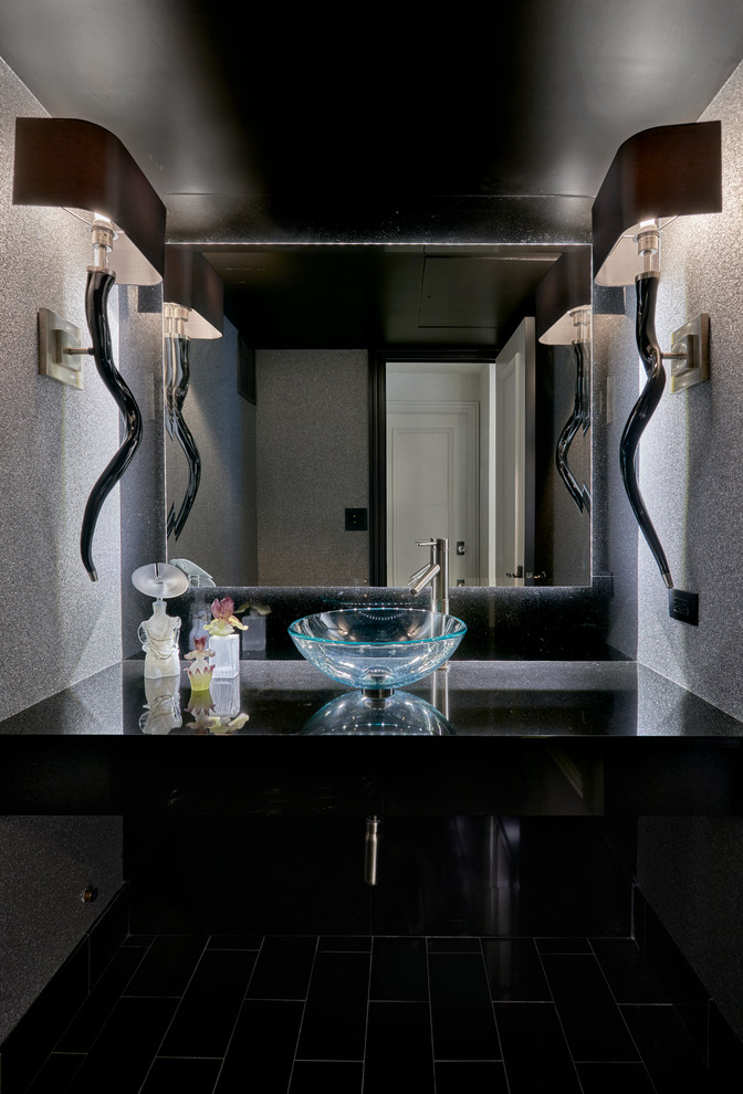 Mittelgroße Moderne Gästetoilette mit grauer Wandfarbe, Aufsatzwaschbecken und Quarzwerkstein-Waschtisch in Chicago