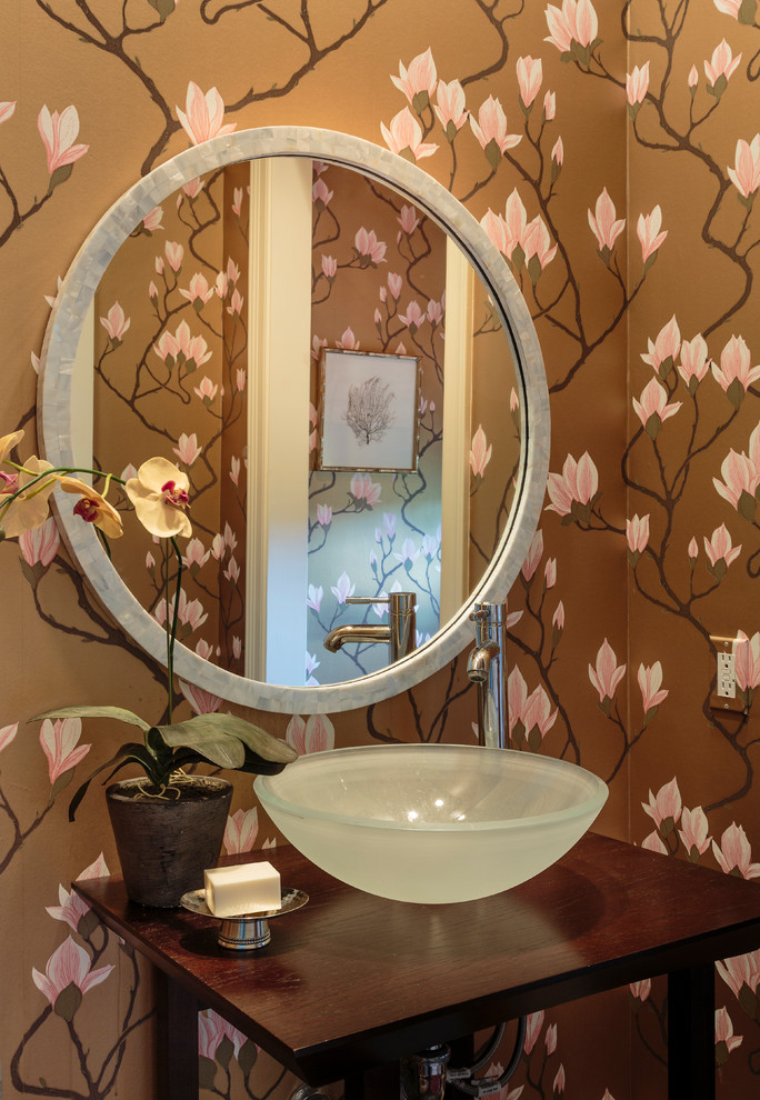 Modelo de aseo clásico renovado con lavabo sobreencimera y paredes multicolor