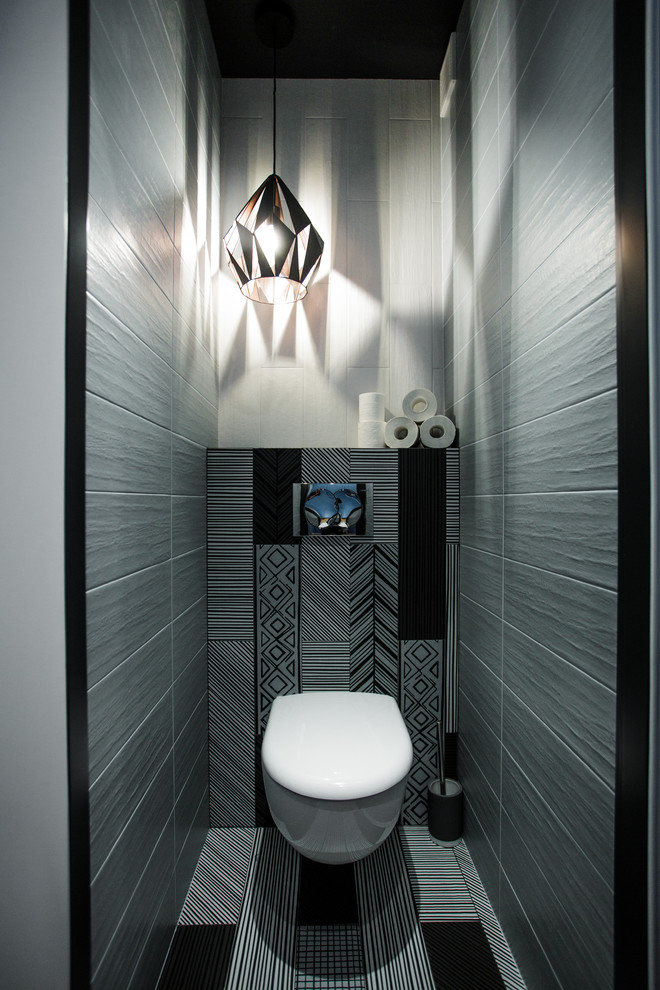 Ispirazione per un piccolo bagno di servizio design con WC sospeso, piastrelle multicolore, pareti multicolore e pavimento multicolore