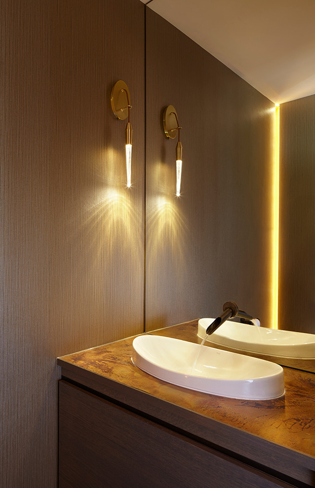 Immagine di un piccolo bagno di servizio minimal con lavabo da incasso, ante lisce, top in rame, WC sospeso e ante in legno bruno