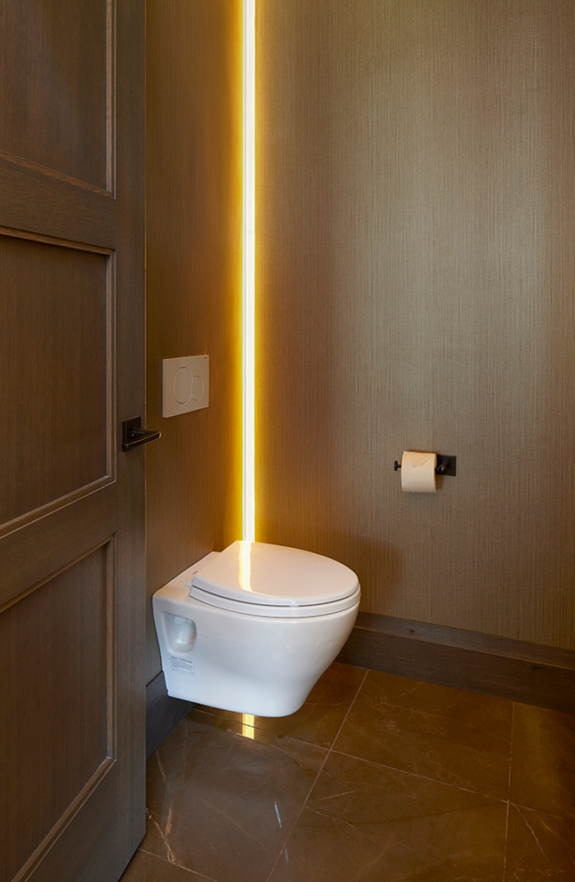 Foto di un piccolo bagno di servizio design con WC sospeso, piastrelle marroni e pavimento in marmo