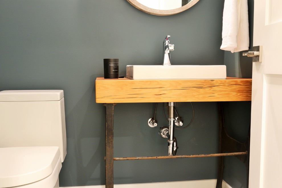 Kleine Industrial Gästetoilette mit grüner Wandfarbe, Aufsatzwaschbecken und Waschtisch aus Holz in Grand Rapids
