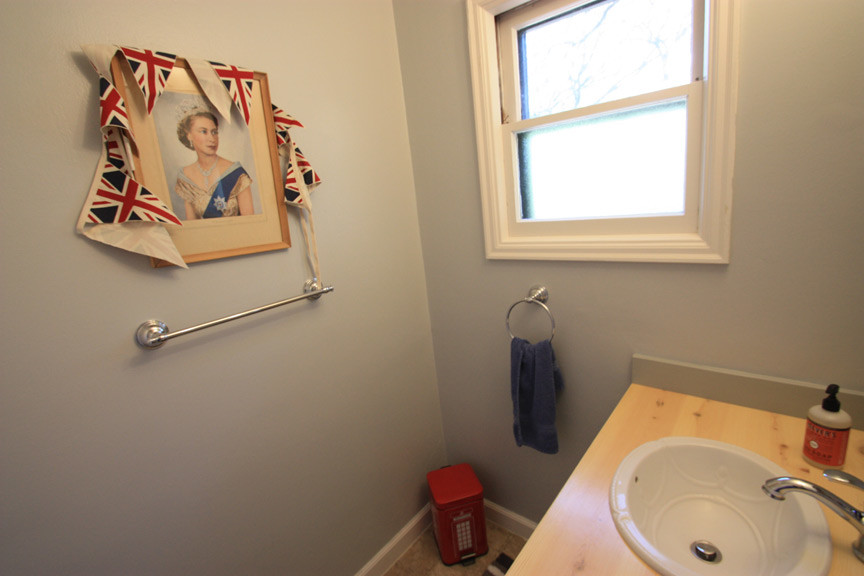 Foto di un piccolo bagno di servizio eclettico con lavabo da incasso, top in legno, WC a due pezzi e pareti grigie