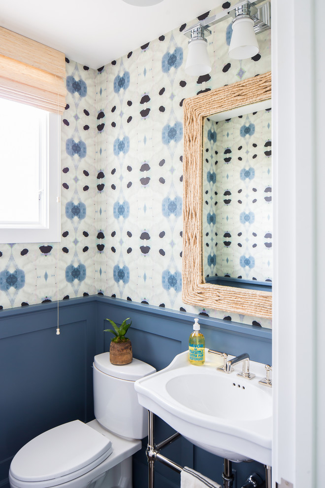 Esempio di un bagno di servizio stile marino con WC a due pezzi, pareti multicolore e lavabo a consolle