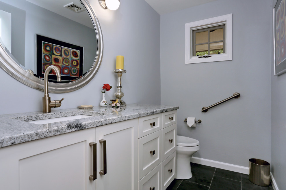 Idéer för mellanstora vintage grått toaletter, med skåp i shakerstil, vita skåp, en toalettstol med hel cisternkåpa, blå väggar, skiffergolv, granitbänkskiva och grått golv