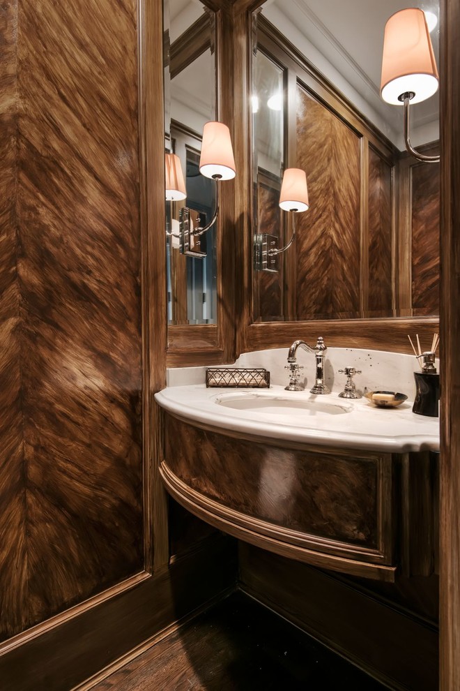 Exemple d'un petit WC et toilettes chic avec WC séparés, un mur marron, parquet foncé, un lavabo encastré et un sol marron.