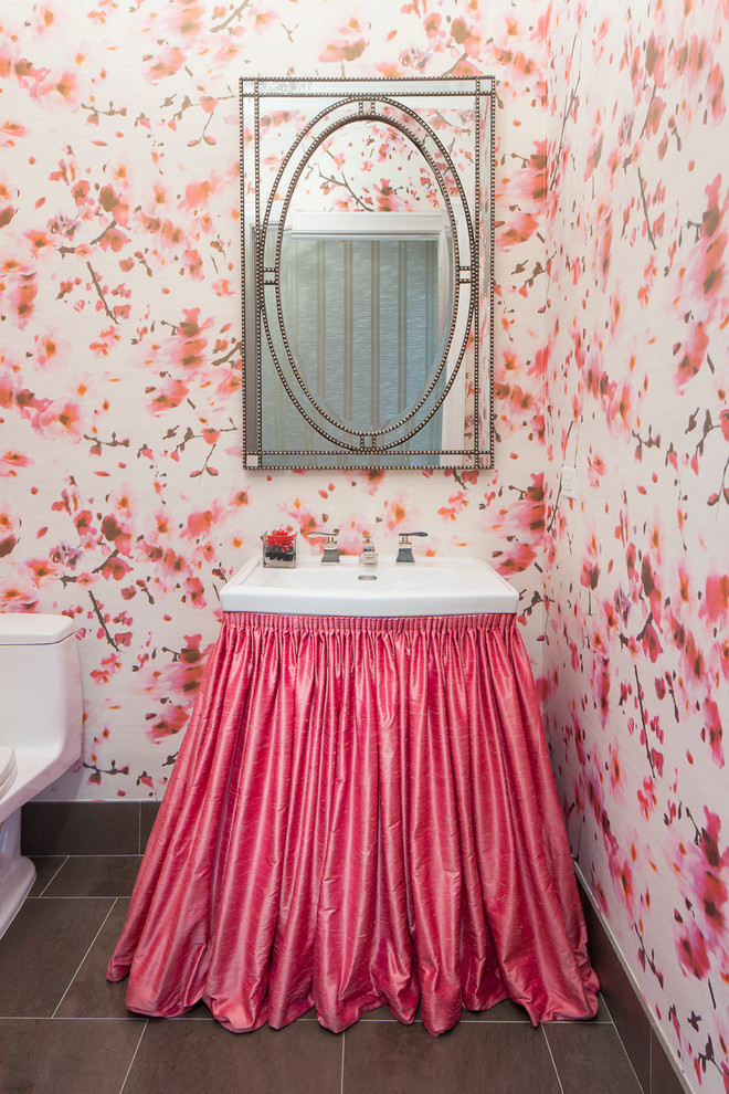 シカゴにあるコンテンポラリースタイルのおしゃれなトイレ・洗面所の写真