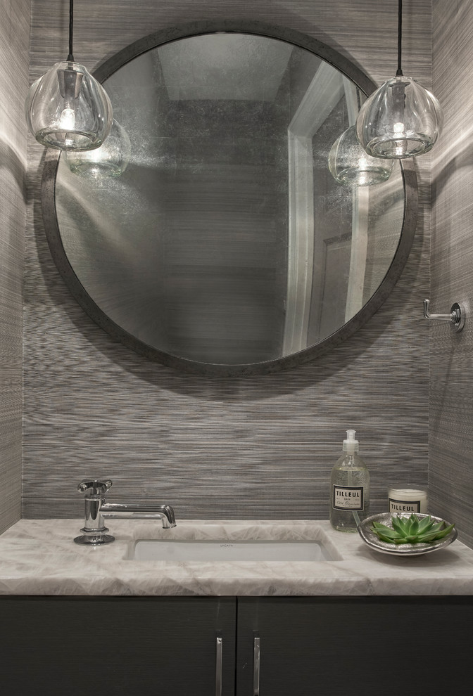 Esempio di un piccolo bagno di servizio minimalista con ante lisce, ante grigie, pareti grigie, lavabo sottopiano, top in marmo e top beige