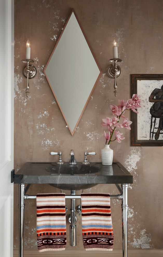 Exempel på ett mellanstort klassiskt brun brunt toalett, med möbel-liknande, en toalettstol med hel cisternkåpa, rosa väggar, ljust trägolv, ett integrerad handfat, marmorbänkskiva och beiget golv